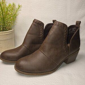 HOT TOMATO VALERIE BROWN BOOTIE SIDE SPLIT BROWN HEEL WOMENS SIZE 8.5